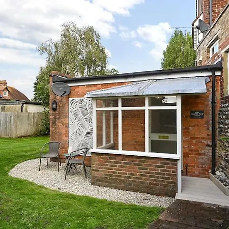 The Garden Flat At Walnut Tree House Apartment Rustington Exterior photo