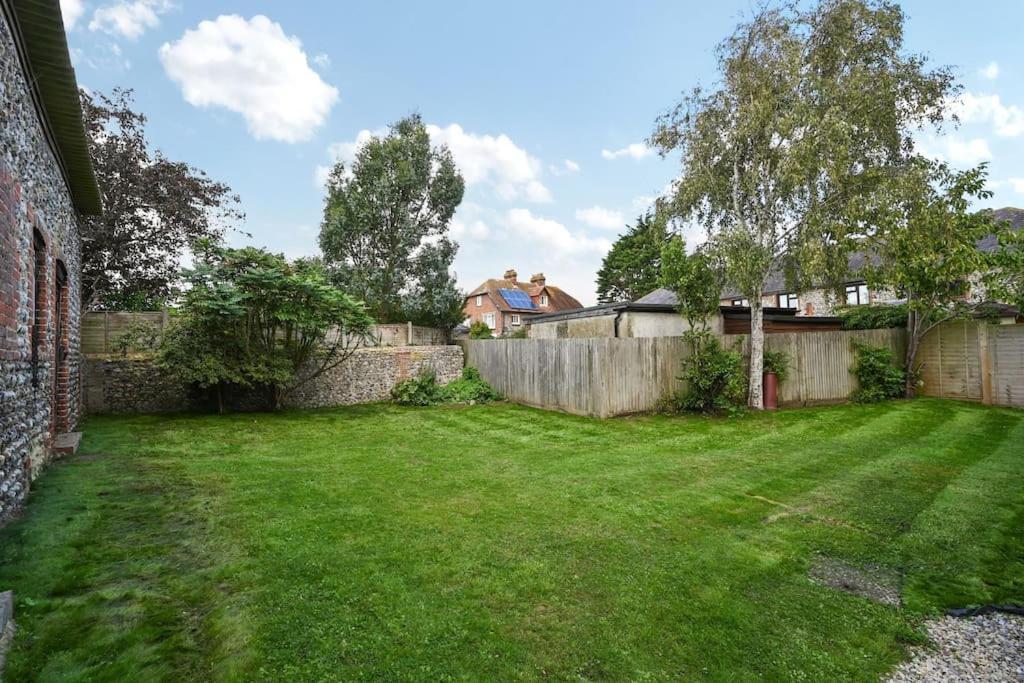 The Garden Flat At Walnut Tree House Apartment