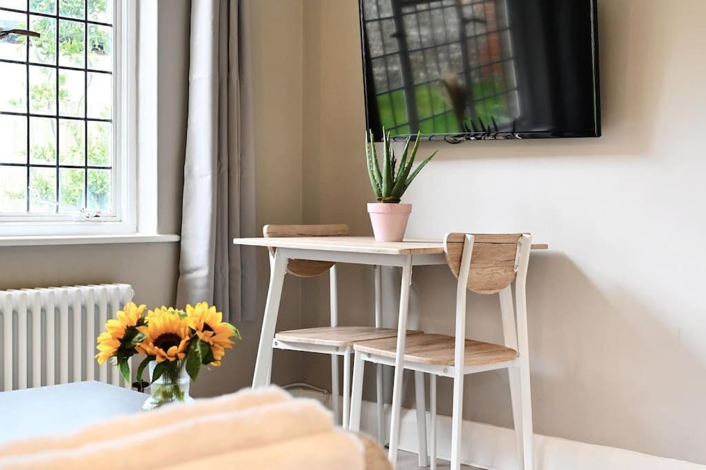 The Garden Flat At Walnut Tree House Apartment *
