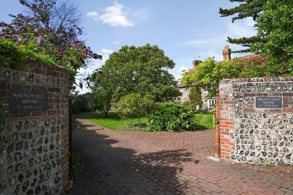 Garden Flat, Walnut Tree House *